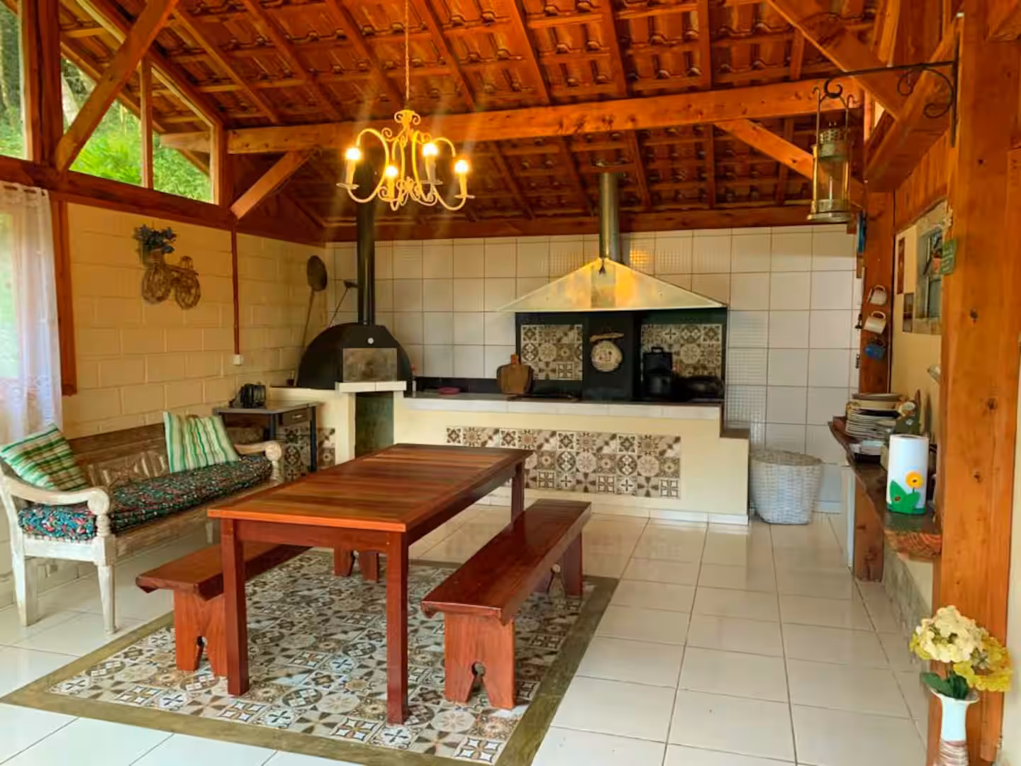 Cozinha gourmet completa da Casa Mauá com forno e fogão a lenha